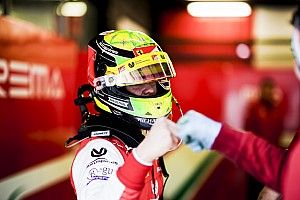 Mick Schumacher over 'speciale' vergelijking met Michael: "Beste coureur en idool"