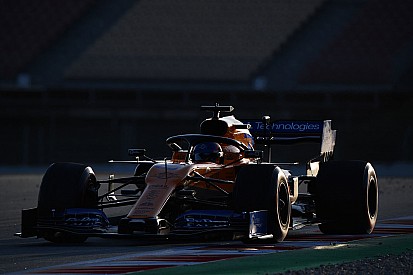 Renault motorunun geliştiğini düşünen Sainz'ın durmasına kablo sorunu sebep olmuş