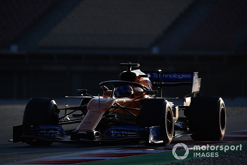 Renault motorunun geliştiğini düşünen Sainz'ın durmasına kablo sorunu sebep olmuş