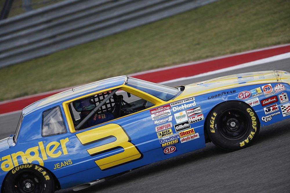 Daniel Ricciardo, McLaren, in de 1984 Dale Earnhardt Wrangler Chevrolet Monte Carlo NASCAR