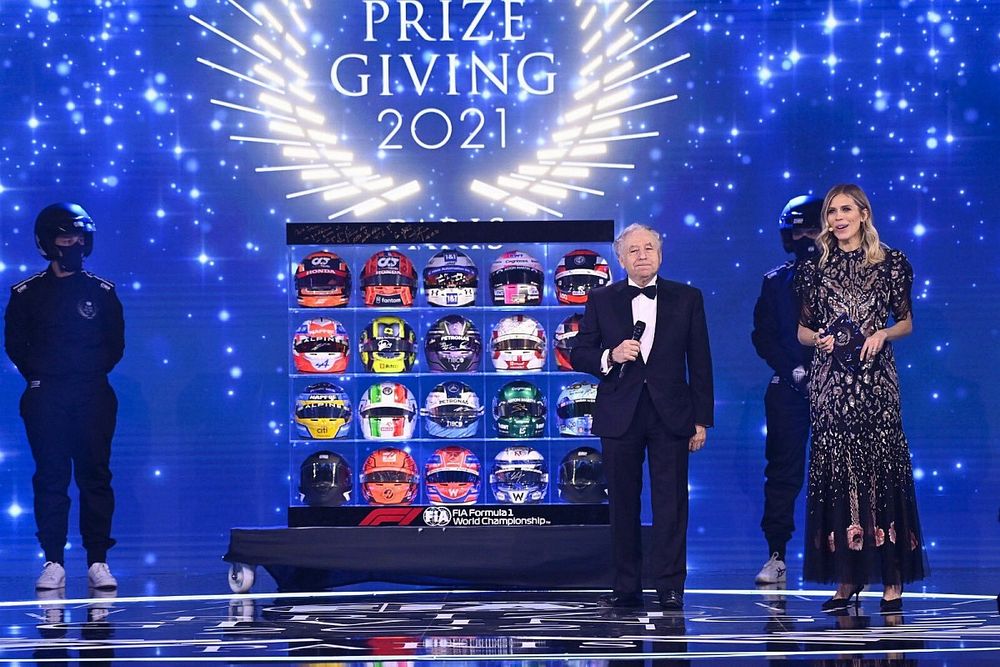 F1 pilotları, Jean Todt'a kasklarını hediye etti