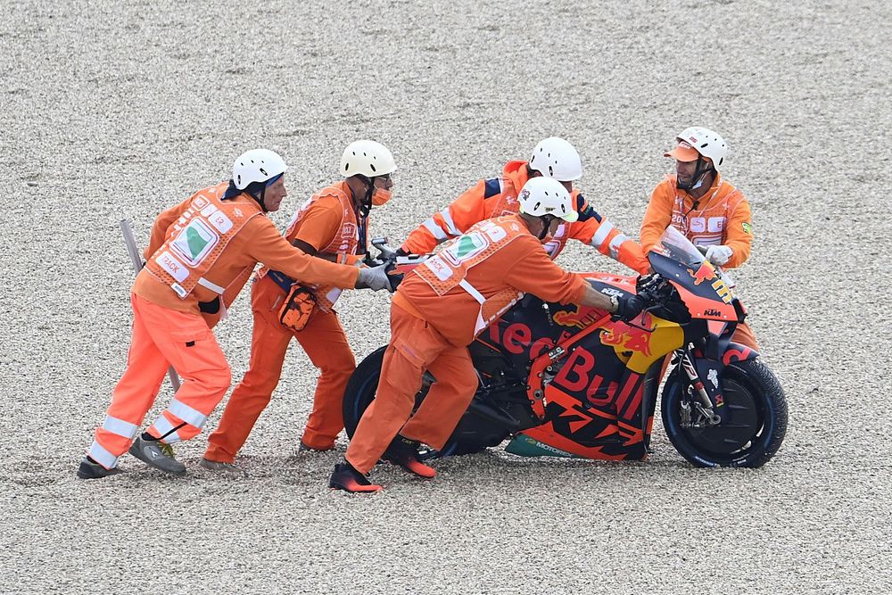 Motor van Brad Binder, Red Bull KTM Factory Racing na zijn valpartij