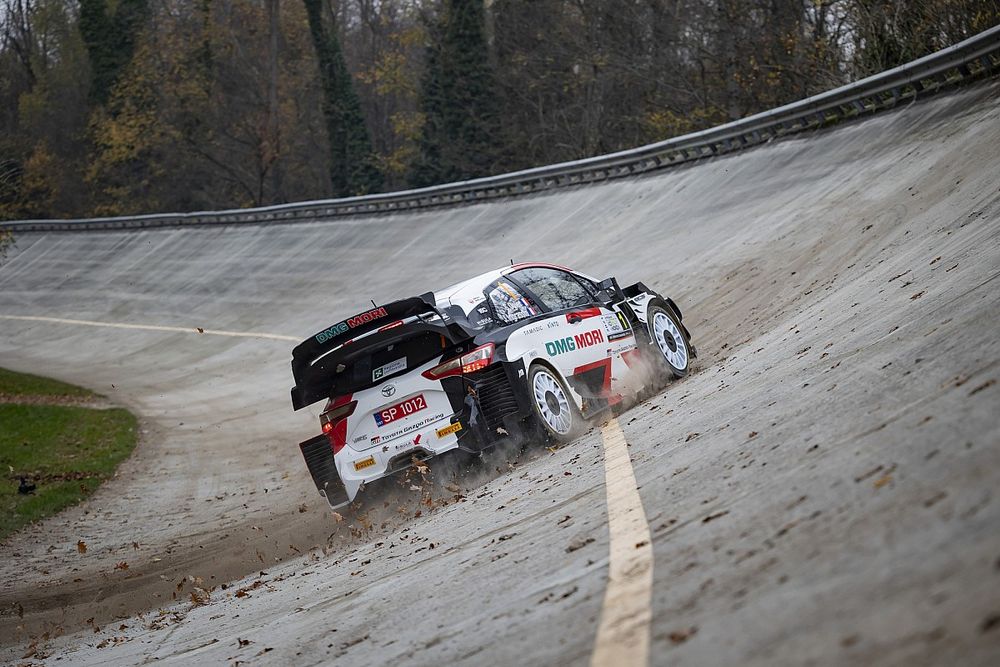 Ogier zahaczył o szykanę