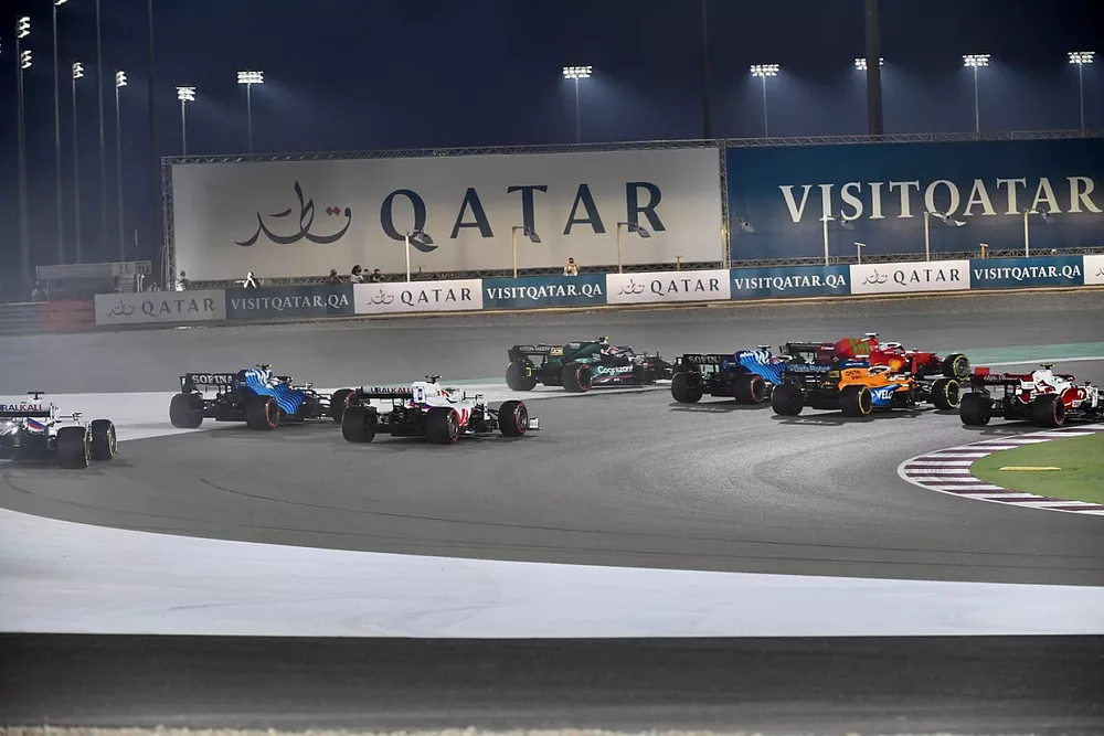 Nicholas Latifi, Williams FW43B, Mick Schumacher, Haas VF-21, y Nikita Mazepin, Haas VF-21, en la salida