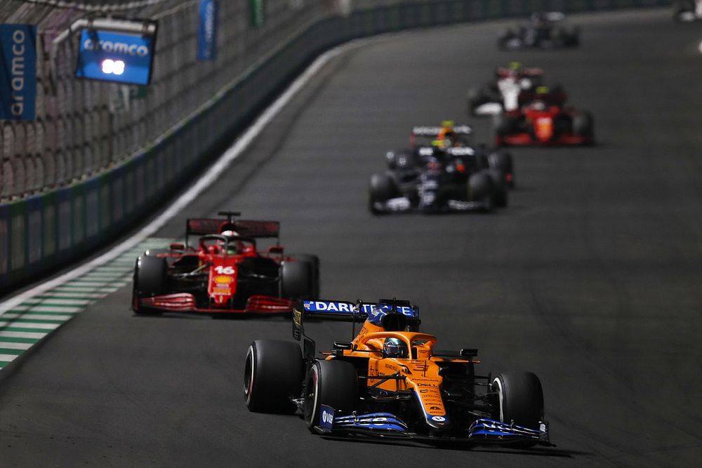 Daniel Ricciardo, McLaren MCL35M, Charles Leclerc, Ferrari SF21