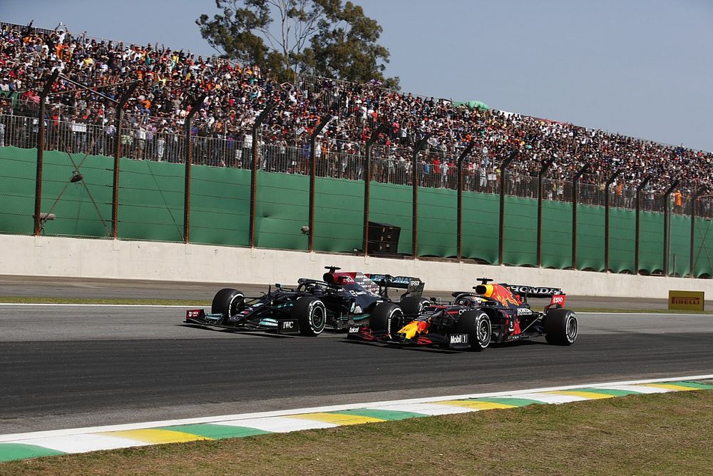 Max Verstappen, Red Bull Racing RB16B, e Lewis Hamilton, Mercedes W12