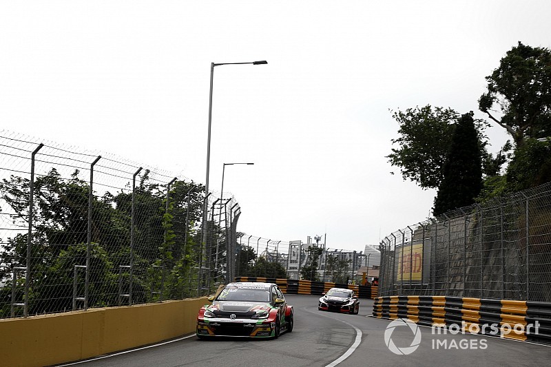 Macau WTCR: Huff claims second pole, Tarquini crashes