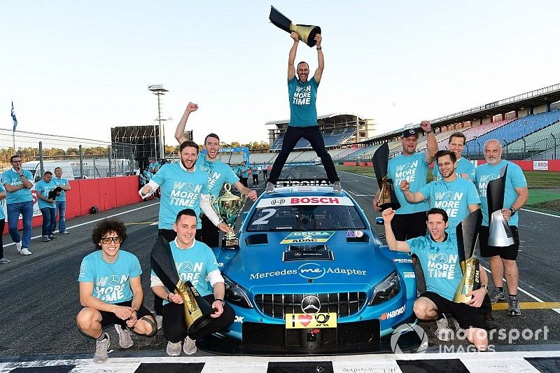 Gary Paffett, Mercedes-AMG Team HWA celebrate with the team