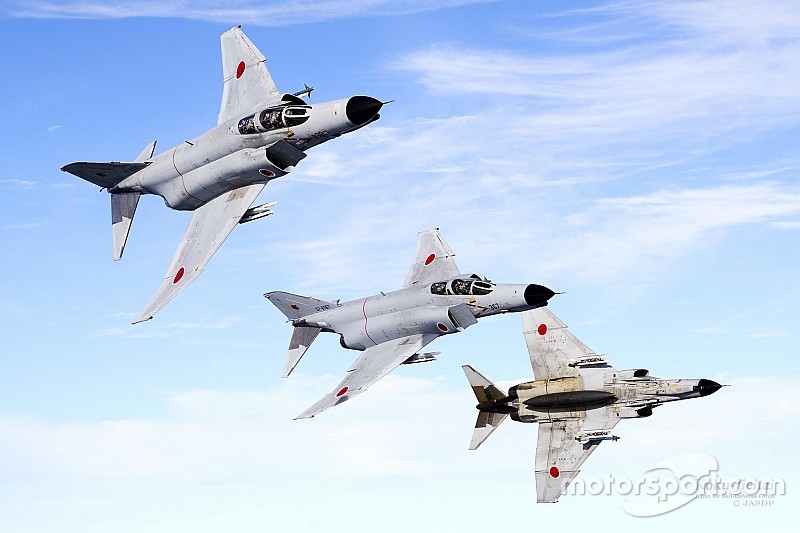 MotoGP日本GP決勝直前、航空自衛隊ファントムがもてぎに飛来!