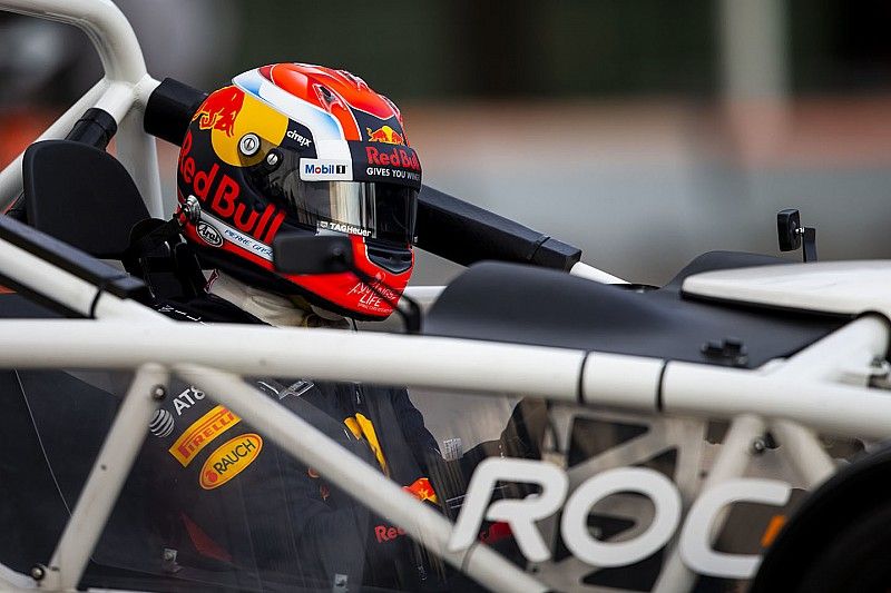 Gasly egy V8-as kisautóval érkezett a Red Bullhoz az első munkanapján