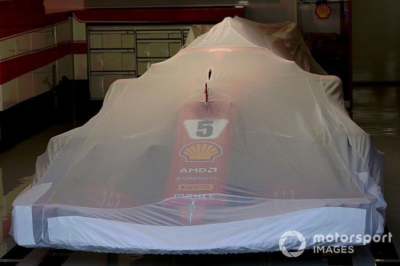 La monoposto di Sebastian Vettel, Ferrari SF71H, sotto il telo, nel garage