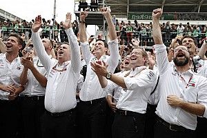 A Mercedes csapatfőnöke térdsérülést szerzett a bajnoki ünnepléskor