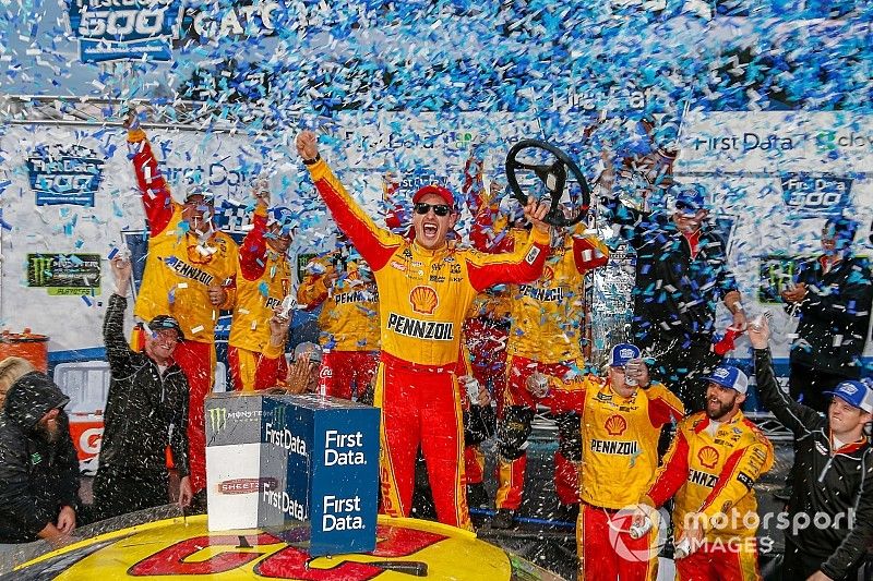 Race winner Joey Logano, Team Penske, Ford Fusion Shell Pennzoil 