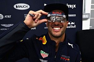 Így tombol az autójában Ricciardo: igazi figura az ausztrál (videó)