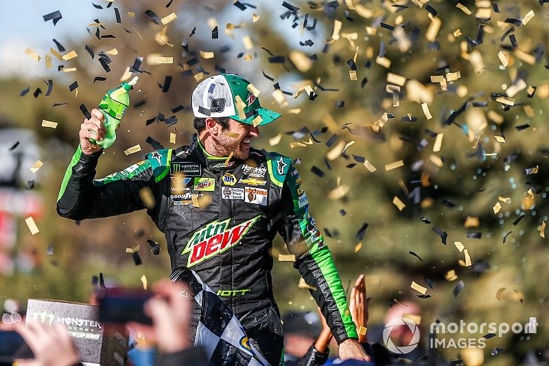 Chase Elliott triunfa en Kansas; hay cuatro nuevos eliminados