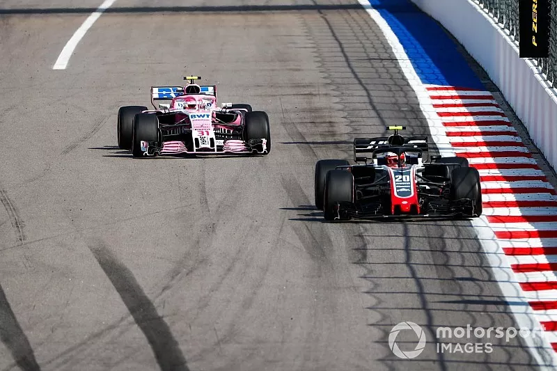 Kevin Magnussen, Haas F1 Team VF-18, lidera a  Esteban Ocon, Racing Point Force India VJM11, y Sergio Pérez, Racing Point Force India VJM11