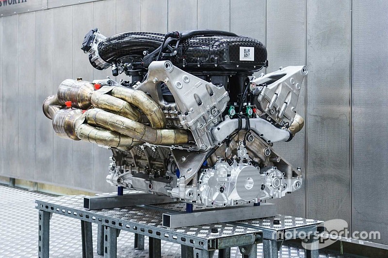 Aston Martin Valkyrie klinkt als old school F1-bolide met Cosworth V12