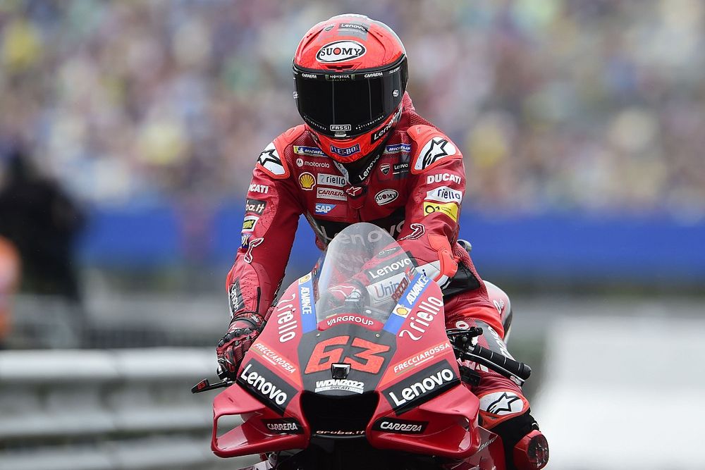 Quartararo kétszer is bukott, Bagnaia a pole-ból nyert Hollandiában!