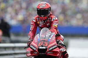 Quartararo kétszer is bukott, Bagnaia a pole-ból nyert Hollandiában!