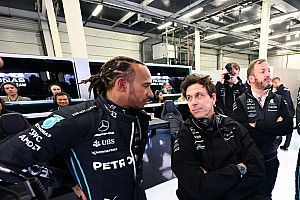 Bos Mercedes Puji Komitmen Lewis Hamilton