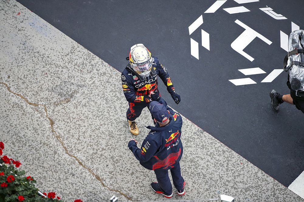 Max Verstappen, Red Bull Racing, 1ª posición, celebra con un compañero de equipo en el Parc Ferme