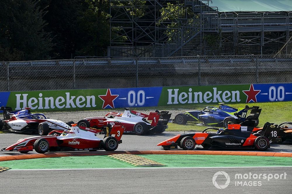 Michael Belov, Charouz Racing System, Oscar Piastri, Prema Racing e David Schumacher, Carlin si schiantano mentre Logan Sargeant, Prema Racing e Bent Viscaal, MP Motorsport