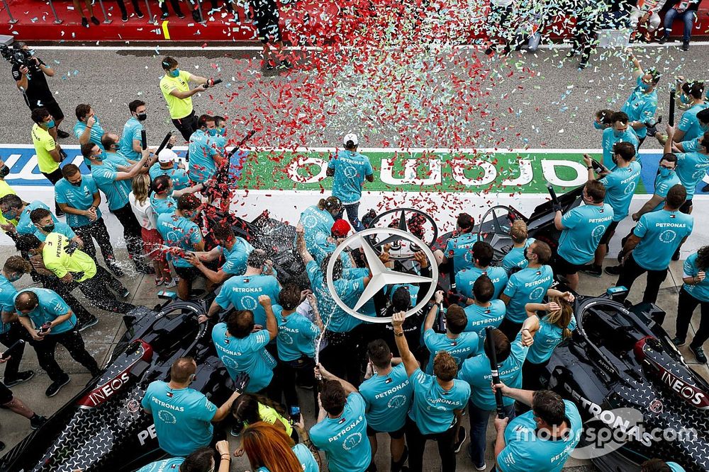 Race Winner Lewis Hamilton, Mercedes-AMG F1, second place Valtteri Bottas, Mercedes-AMG F1 celebrates the seventh constructors title