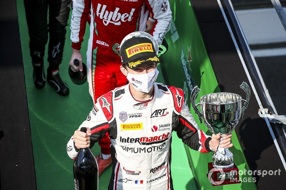 Theo Pourchaire, ART Grand Prix fête sur le podium avec le Champagne et son trophée