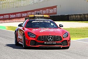 Mercedes перекрасила машину безопасности Ф1 в красный