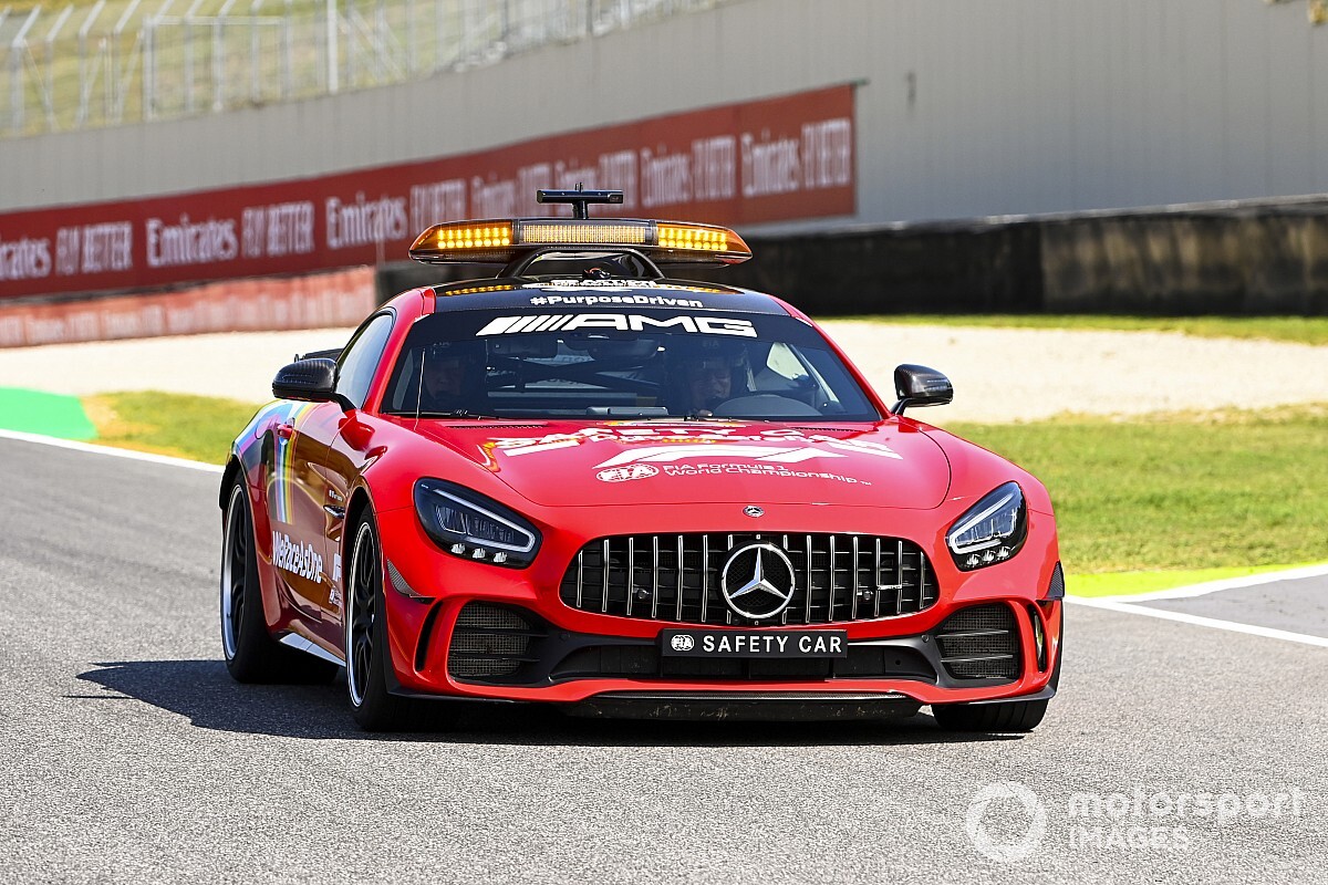 Mercedes перекрасила машину безопасности Ф1 в красный