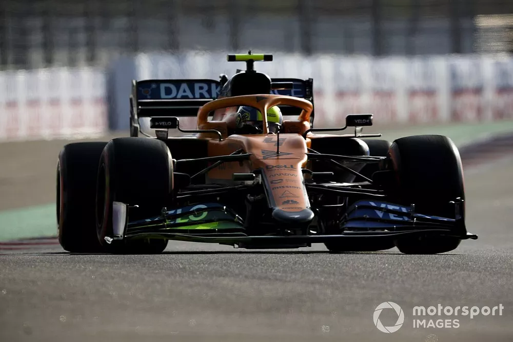 Lando Norris, McLaren MCL35, avec de la peinture "flow-viz"