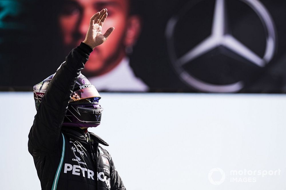 Lewis Hamilton, Mercedes-AMG F1, salue les fans après avoir sécurisé la pole