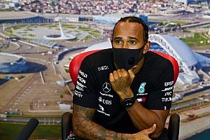 Hamilton: “FIA verandert regels om races spannend te houden”