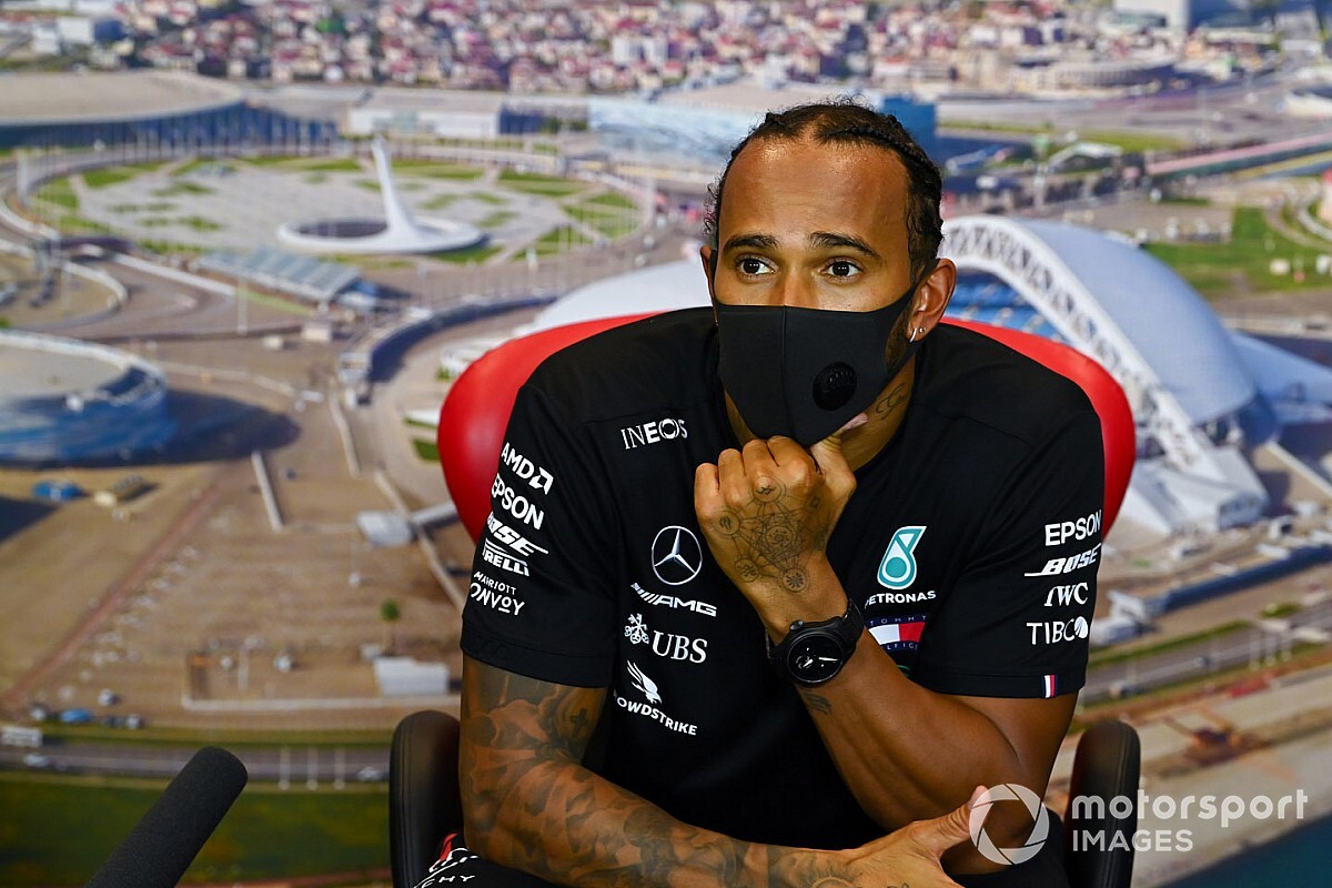 Hamilton: “FIA verandert regels om races spannend te houden”