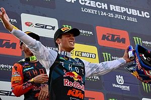Prado logra su primera victoria del año y es top 3 de MXGP