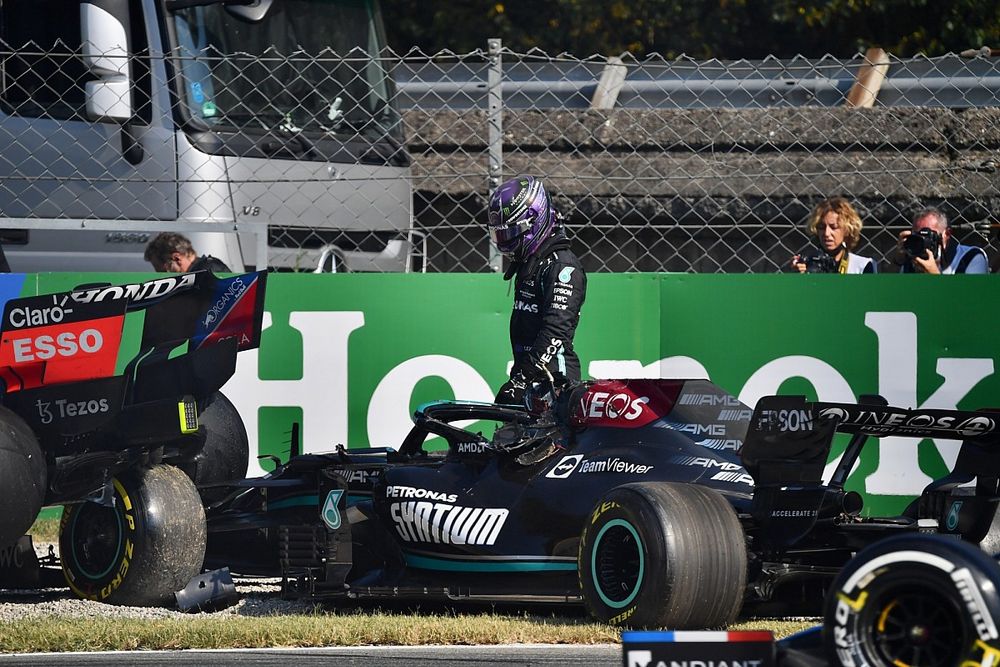 Lewis Hamilton, Mercedes W12, klimt uit zijn auto na botsing met Max Verstappen, Red Bull Racing RB16B