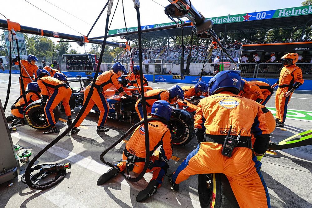 Daniel Ricciardo, McLaren MCL35M, in de pits