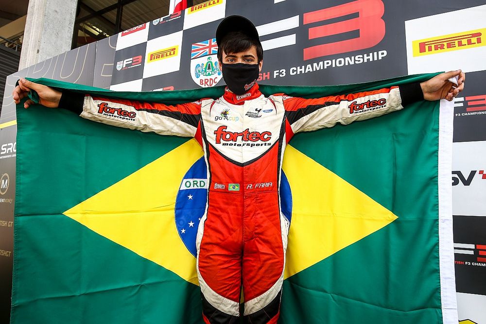 Conheça Roberto Faria, o brasileiro que faz sucesso na F3 Britânica em 2021