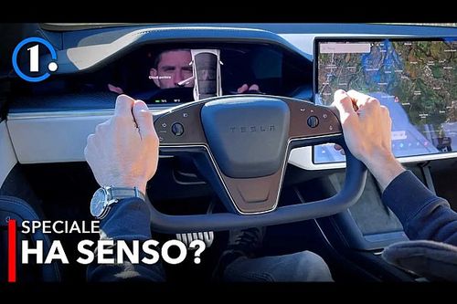 Tesla Model S Plaid, come va con il volante “tagliato a metà”