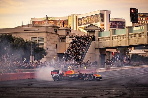 Vídeo: Sergio Pérez y Lewis Hamilton ya ruedan en Las Vegas
