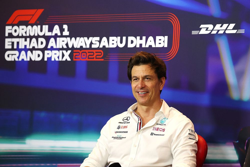 Toto Wolff, director del equipo y consejero delegado de Mercedes AMG, asiste a la rueda de prensa 