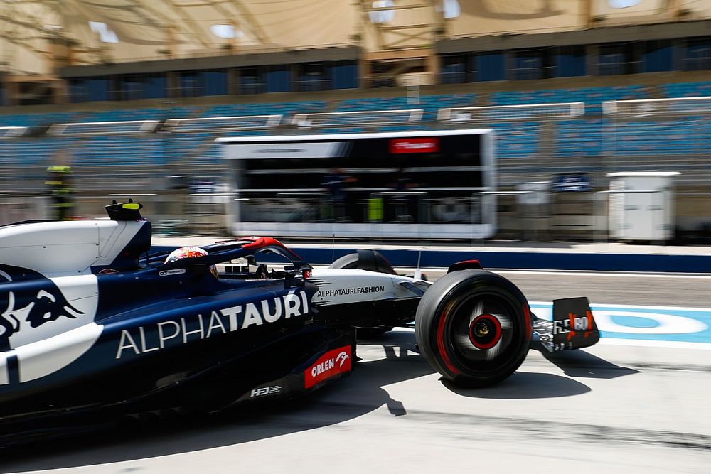 Yuki Tsunoda, AlphaTauri AT04, sale del garaje