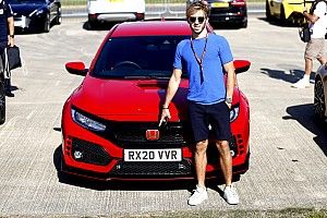 Kvjat és Gasly dekázgatás közben Silverstone-ban, természetesen maszkban – videóval