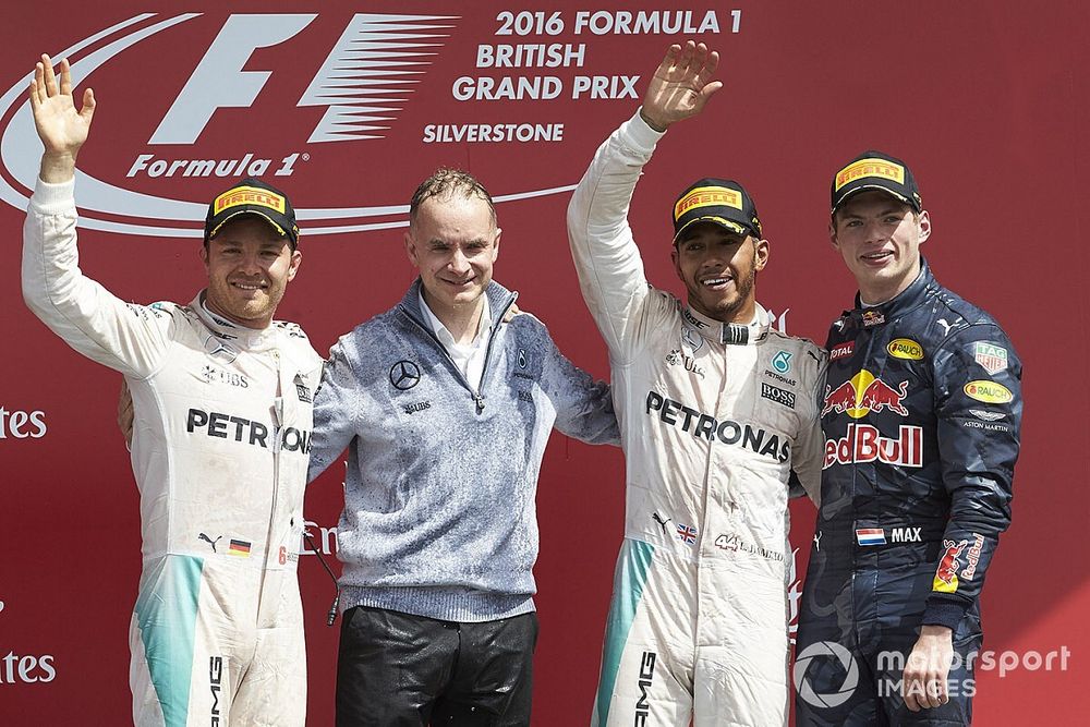 Podium: pemenang Lewis Hamilton, Mercedes AMG,ranking kedua Nico Rosberg, Mercedes AMG, posisi ketiga Max Verstappen, Red Bull Racing dan John Owen, Kepala Desainer, Mercedes AMG