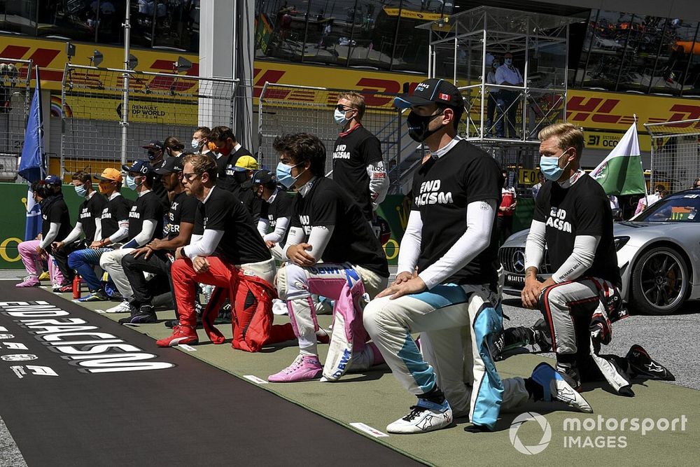 Rijders knielen op de grid