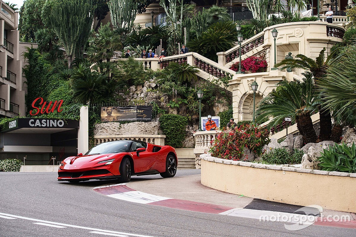 Ferrari divulga "Le grand rendez-vous", remake de polêmico curta dos anos 70 estrelado por Leclerc; assista