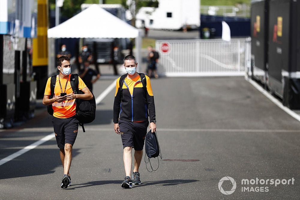 Des membres de McLaren arrivent dans le paddock