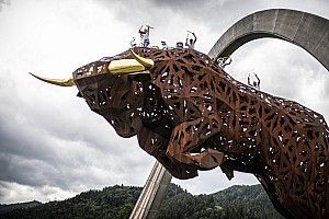 ¡Un toro de 1.300 toneladas y 18 metros de altura de tambor!