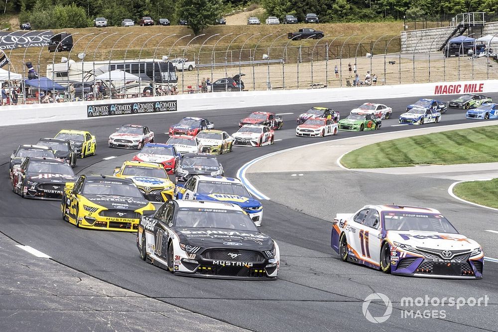 Denny Hamlin, Joe Gibbs Racing, FedEx Express Toyota Camry and Aric Almirola, Stewart-Haas Racing, Smithfield Hometown Original Ford Mustang lead the field to the start