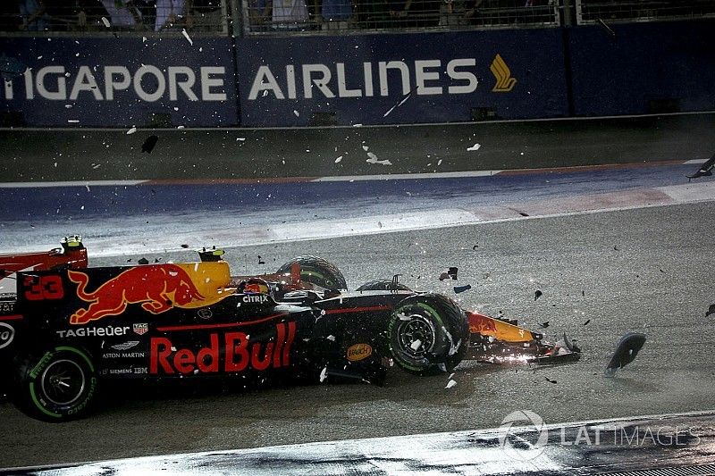 Los coches de Kimi Raikkonen, Ferrari SF70H y Max Verstappen, Red Bull Racing RB13 chocados después del accidente